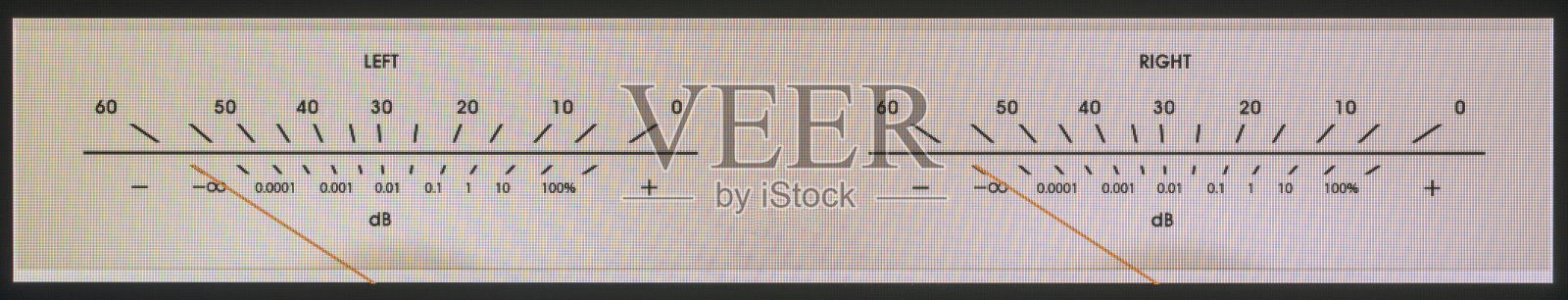 音频网络流，DAC和放大器双听力计在黑暗中发光。照片摄影图片