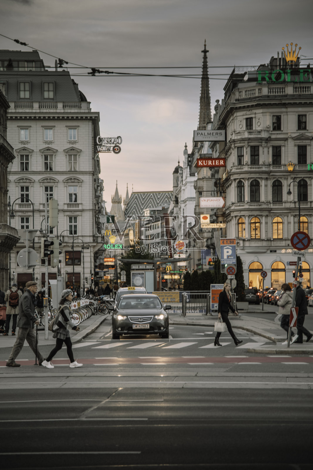 夏日的奥地利维也纳，Kärntnerstraße上的交通照片摄影图片