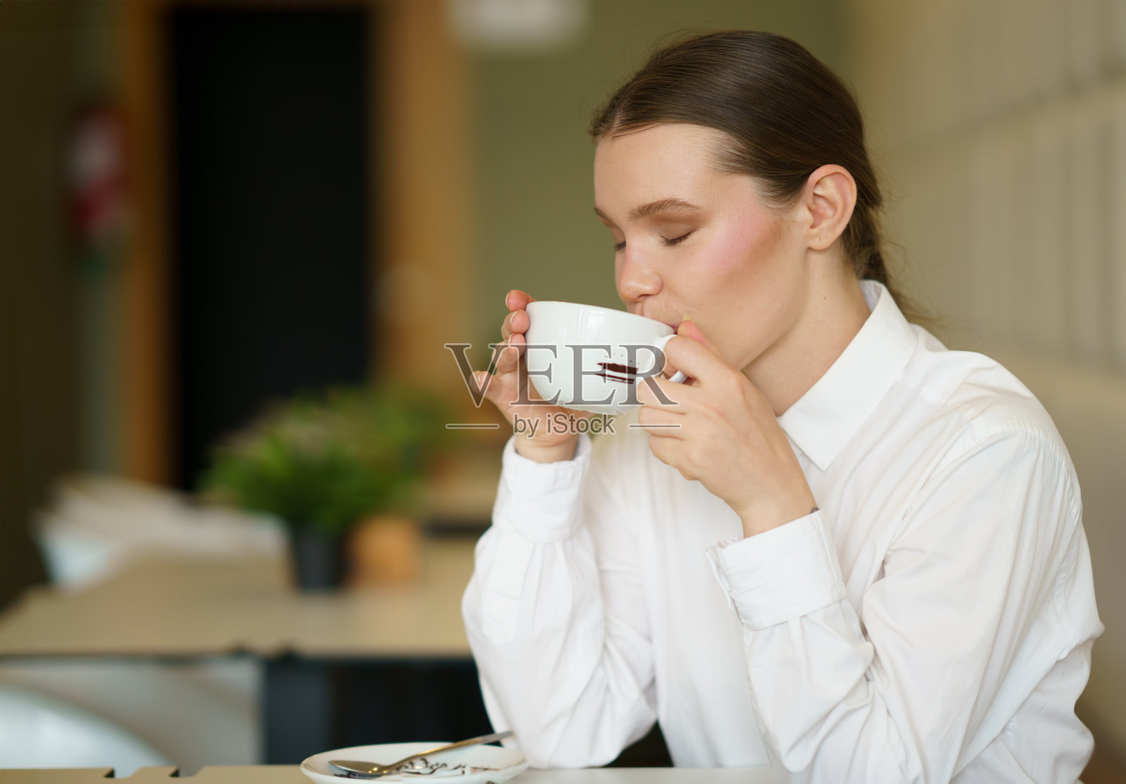 一位女商人在一家现代化的自助餐厅享用咖啡休息时间照片摄影图片