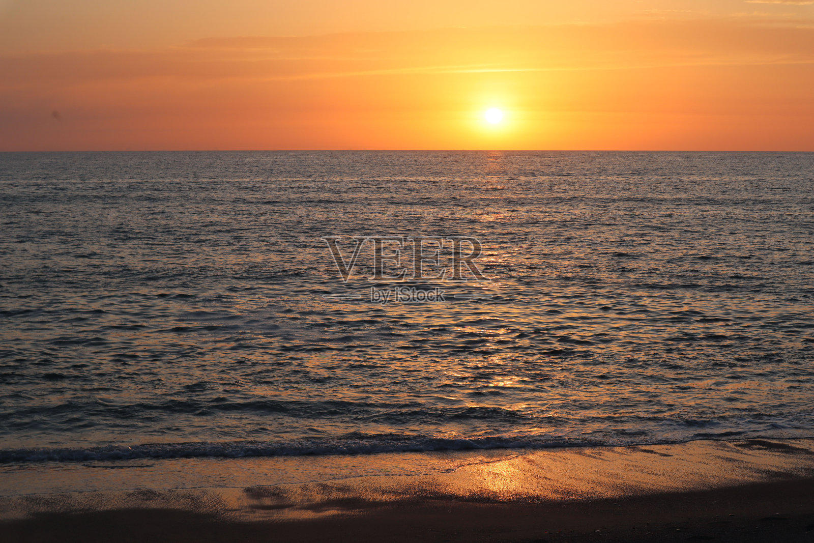 日落在意大利卡拉布里亚海岸的海滩上。在海上度假。照片摄影图片