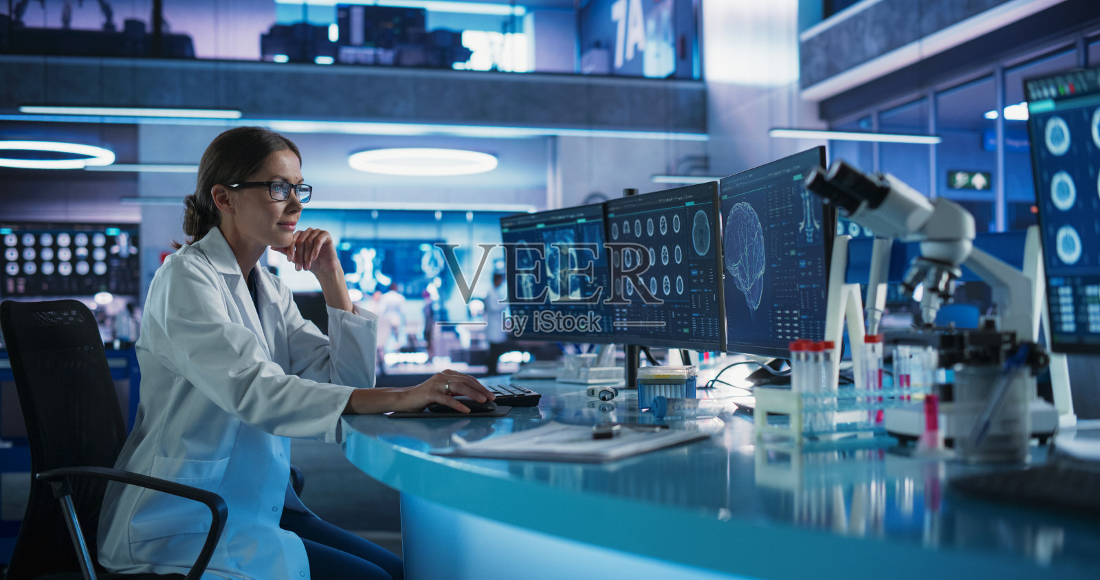 医院研究实验室:白人女性神经外科医生使用计算机与脑扫描MRI图像，为病人找到最佳治疗方法。保健神经科医生分析CT扫描。照片摄影图片