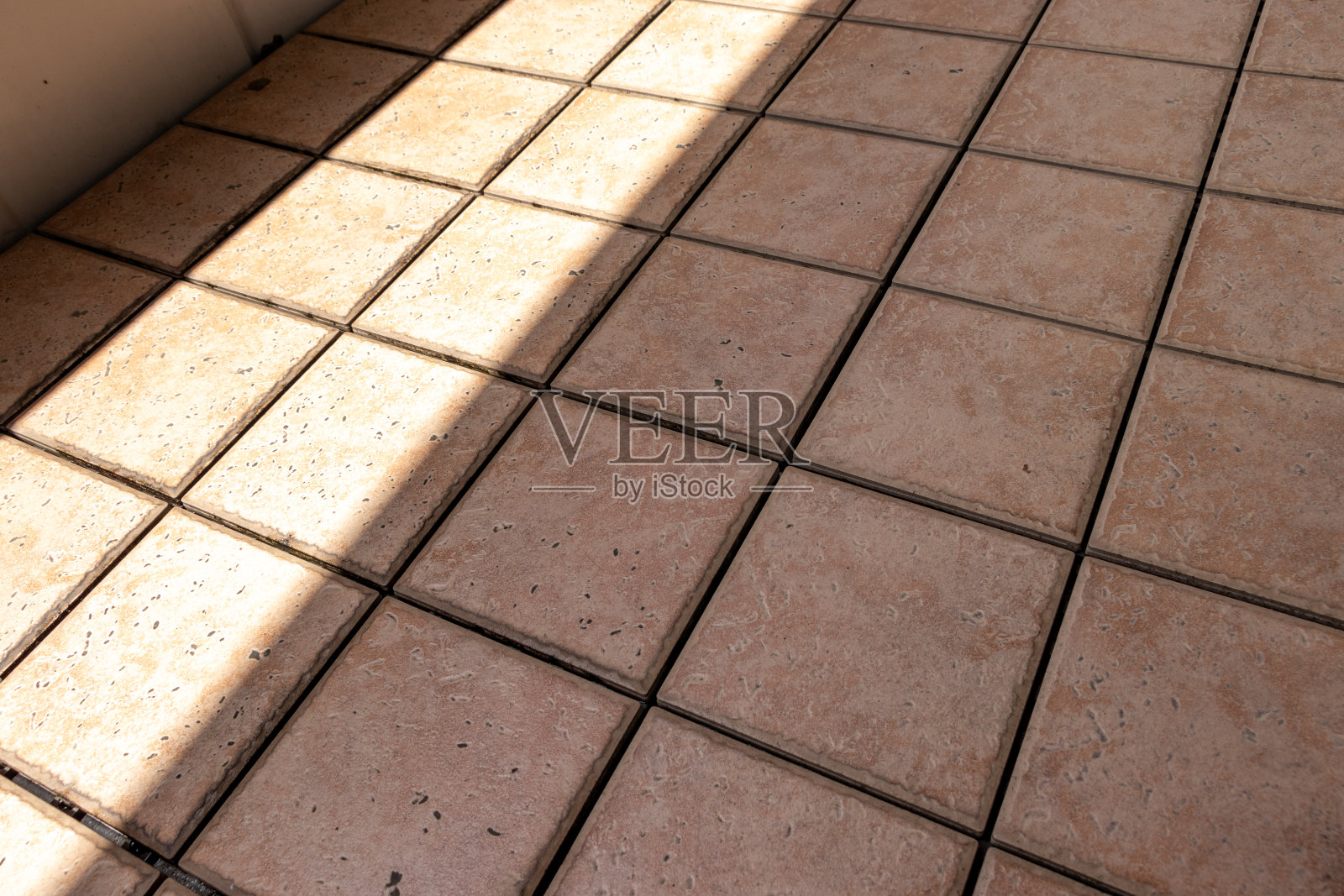 铺着瓷砖的阳台，阳光照进来照片摄影图片