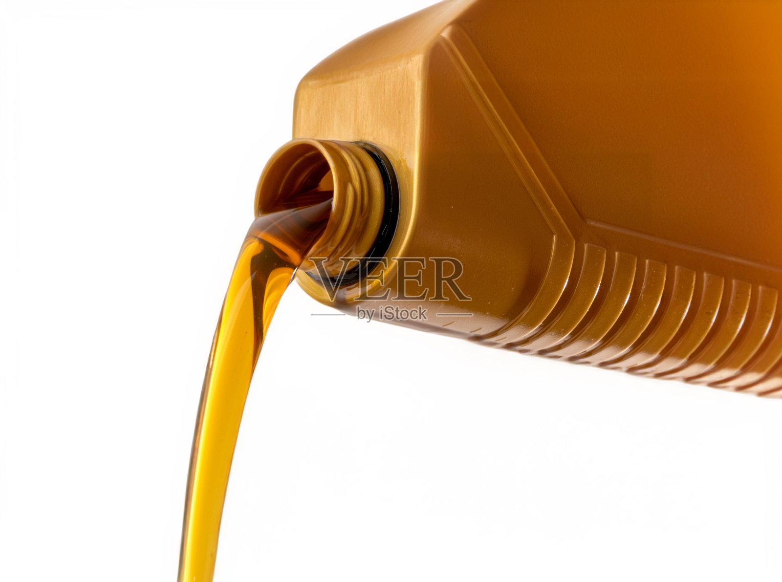 从带有复制空间的塑料瓶中倒入机油照片摄影图片