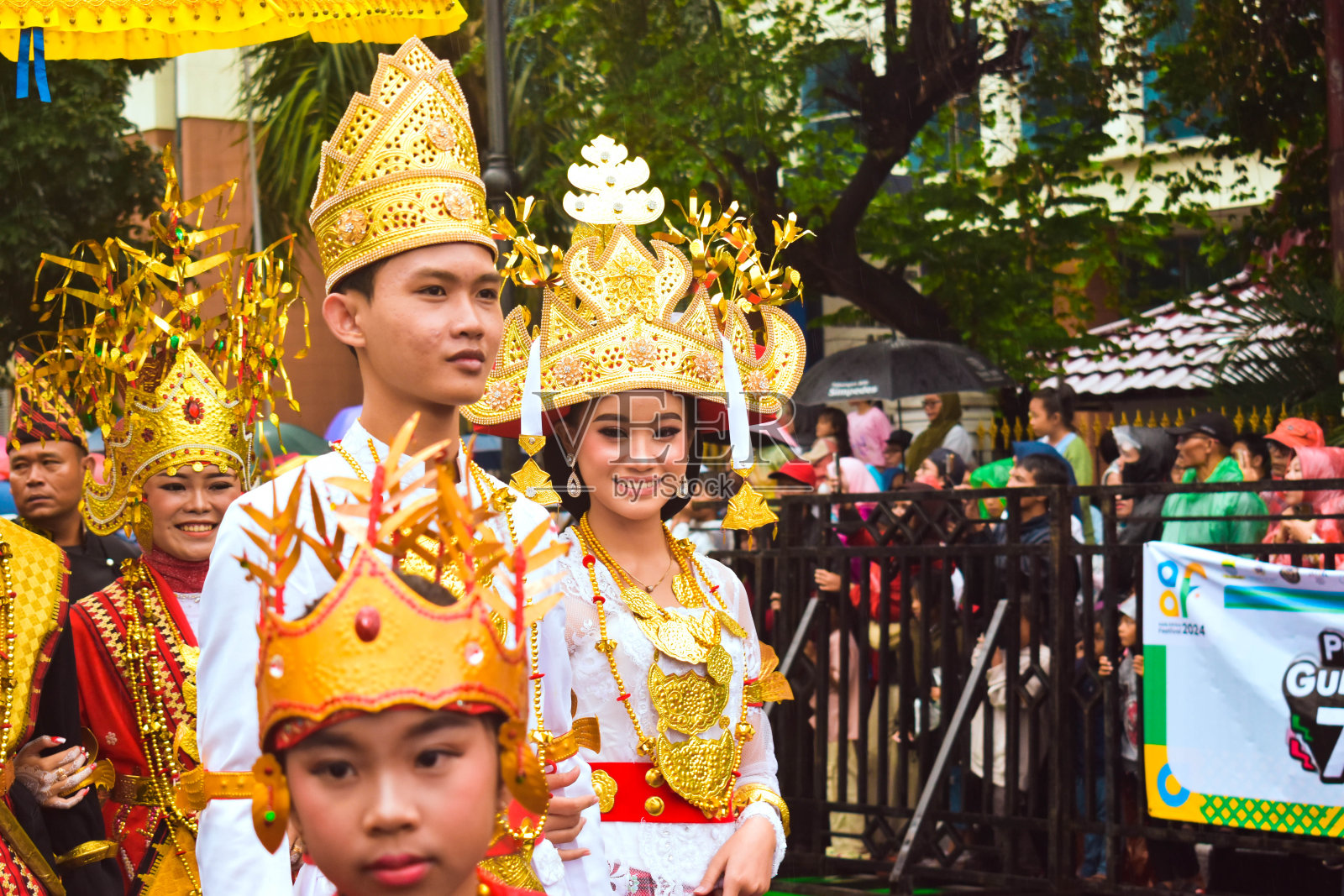 万隆市的亚非狂欢节活动非常热闹，令人兴奋照片摄影图片
