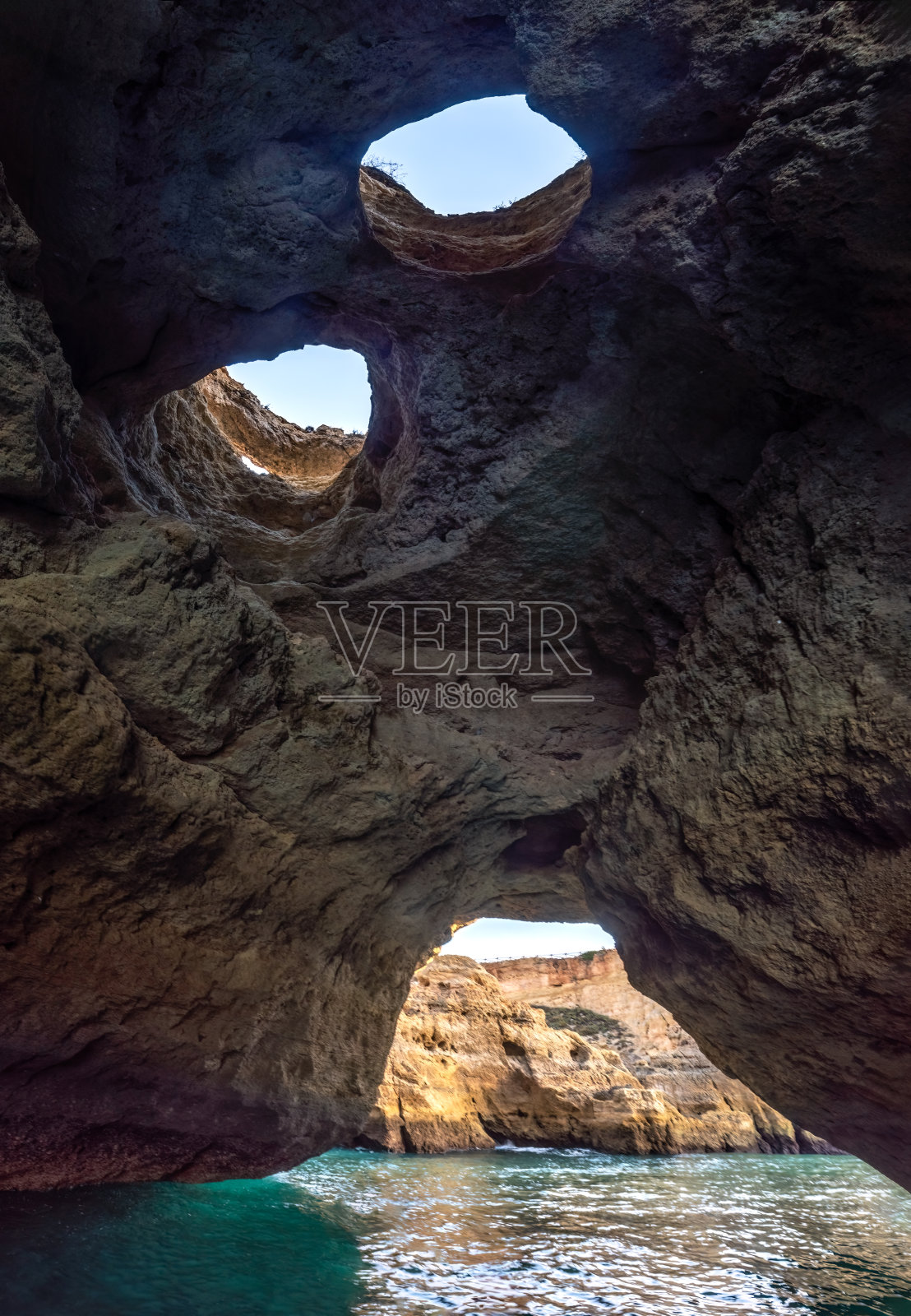 从葡萄牙阿尔加维Carvoeiro的leix<s:1> o do ladr<e:1>洞穴内观看照片摄影图片