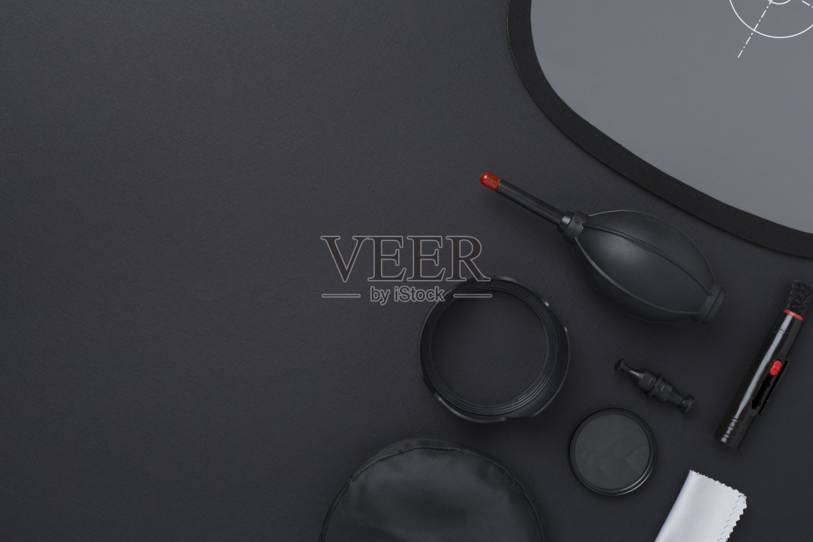 不同的相机设备和产品的彩色背景，俯视图照片摄影图片