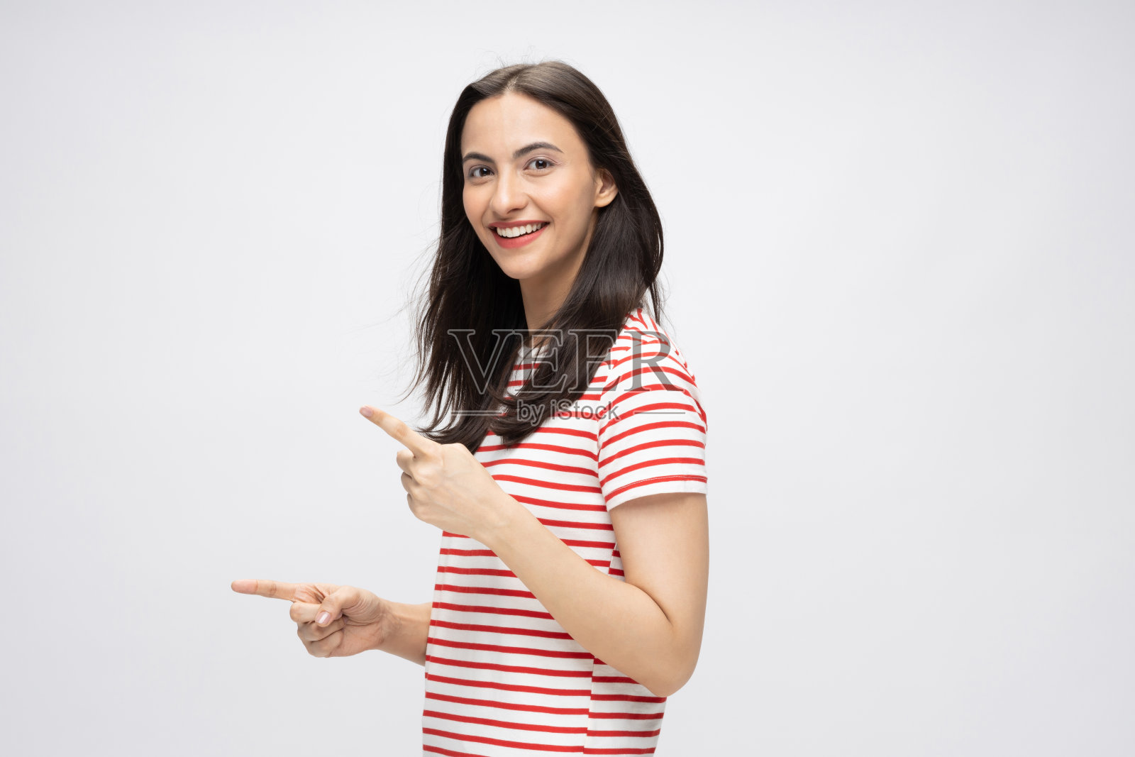 年轻女子的肖像穿着时髦的智能休闲服装孤立在白色背景股票照片照片摄影图片