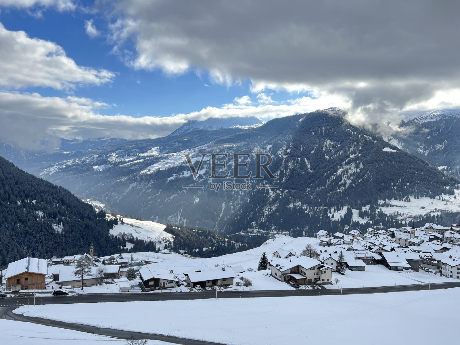 瑞士格里森州阿尔布拉地区的巴斯-奥伯瓦兹市，白雪覆盖的高山村庄莱恩的童话般的冬季全景图。照片摄影图片