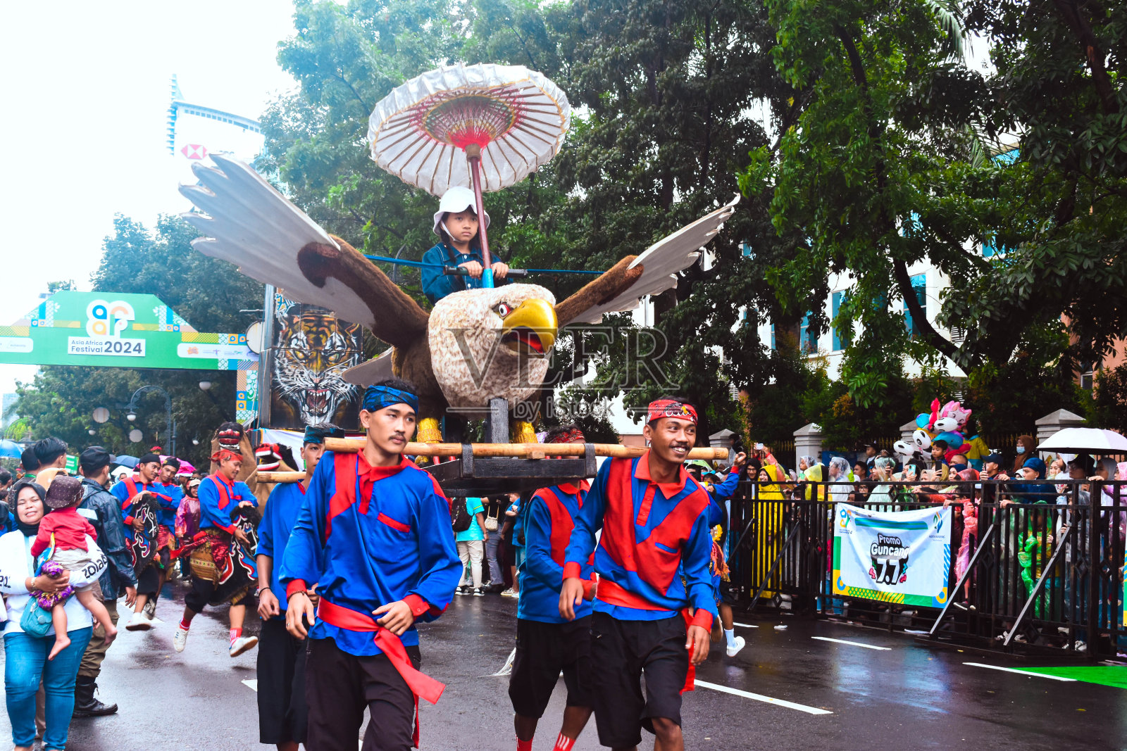 万隆市的亚非狂欢节活动非常热闹，令人兴奋照片摄影图片