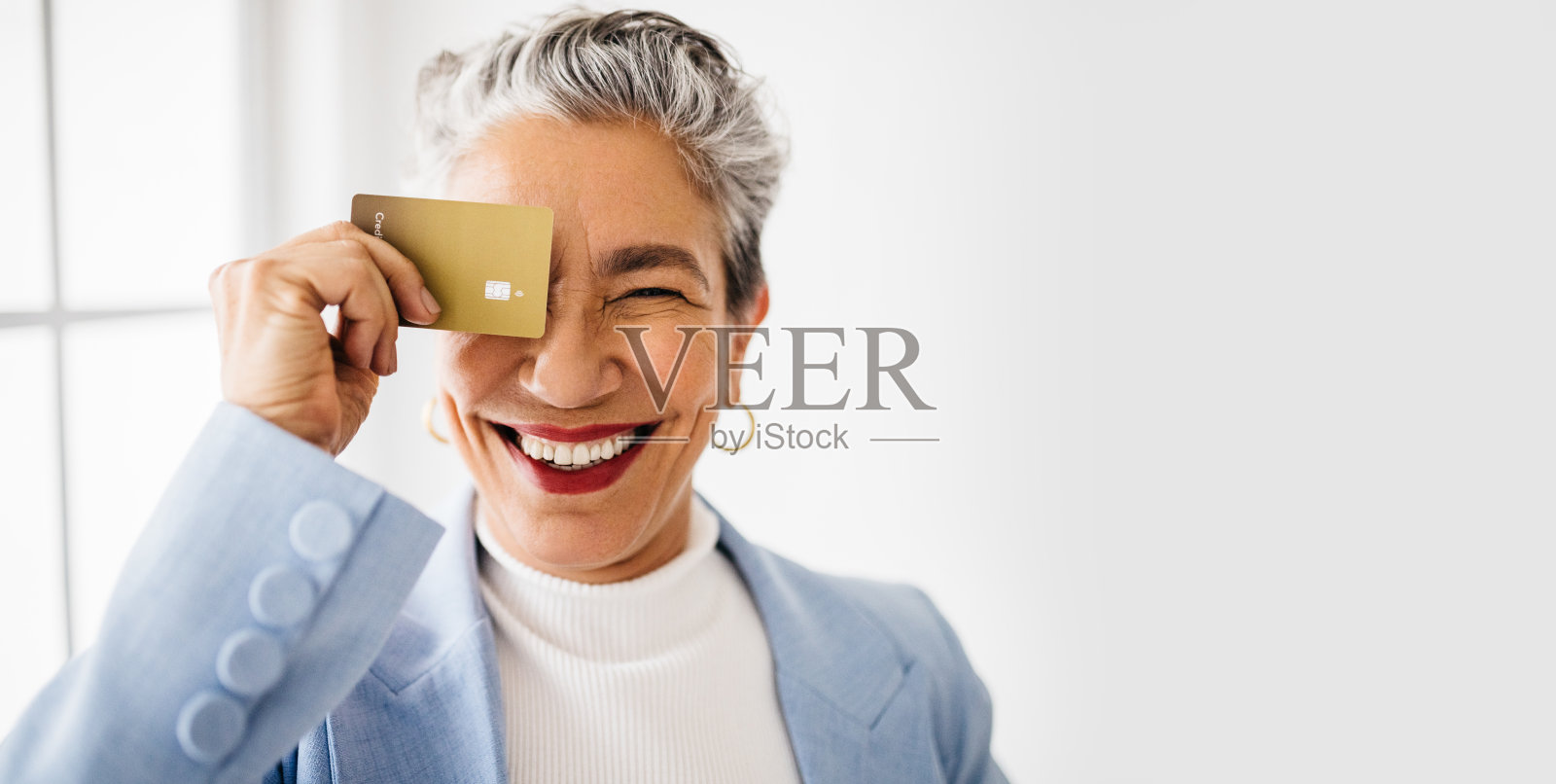 成功与电子银行:手持金卡的快乐女商人照片摄影图片