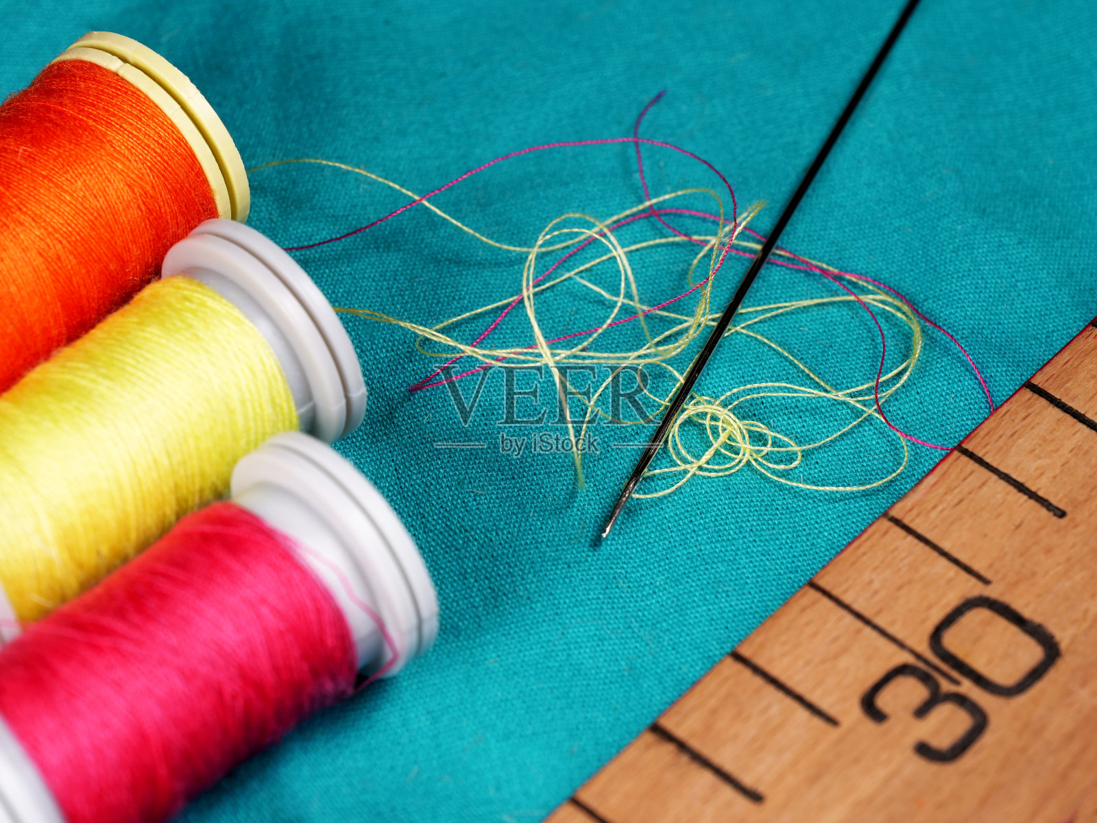 线轴和针与木尺子照片摄影图片