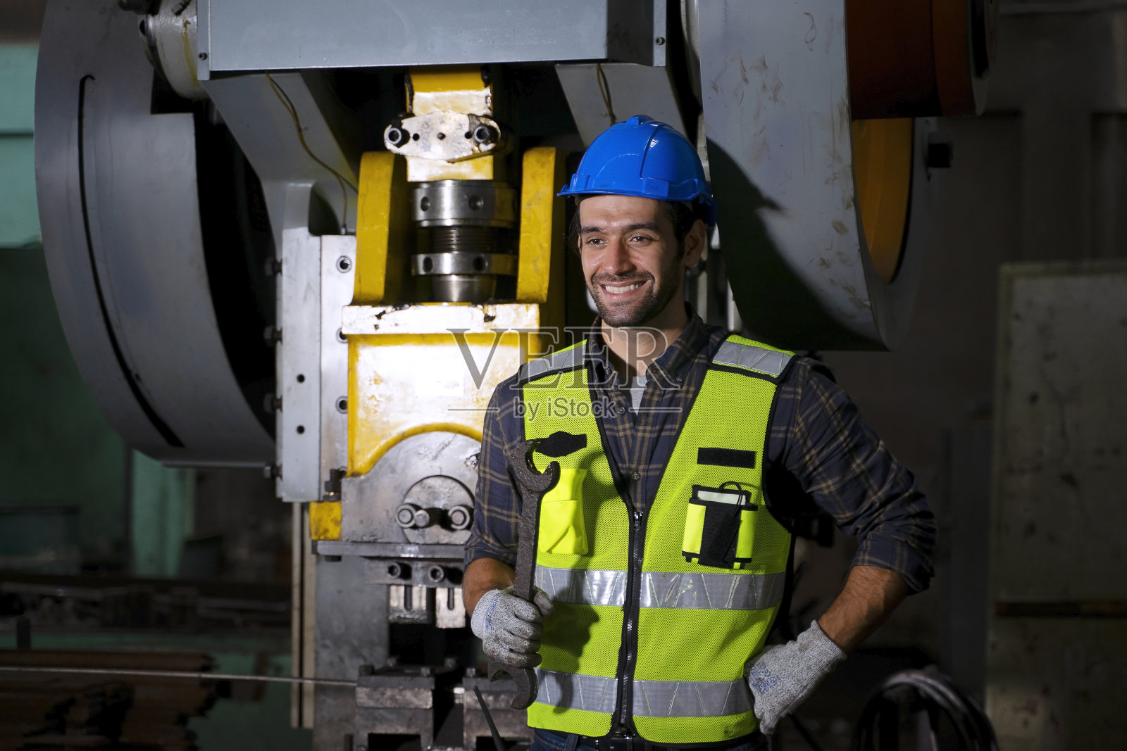 工程师在机器零件工厂工作照片摄影图片