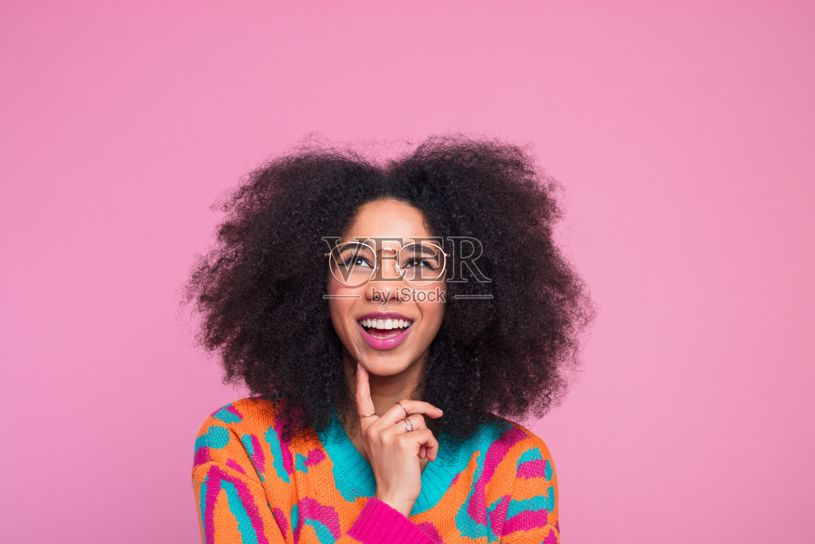 兴奋的Z世代年轻女性的肖像照片摄影图片