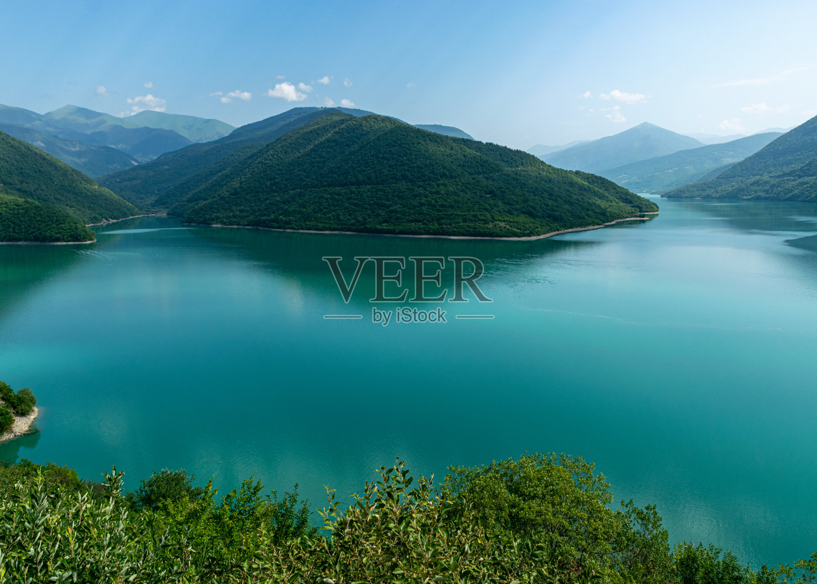 美丽的风景有一座小山和一个明亮的绿色湖泊照片摄影图片