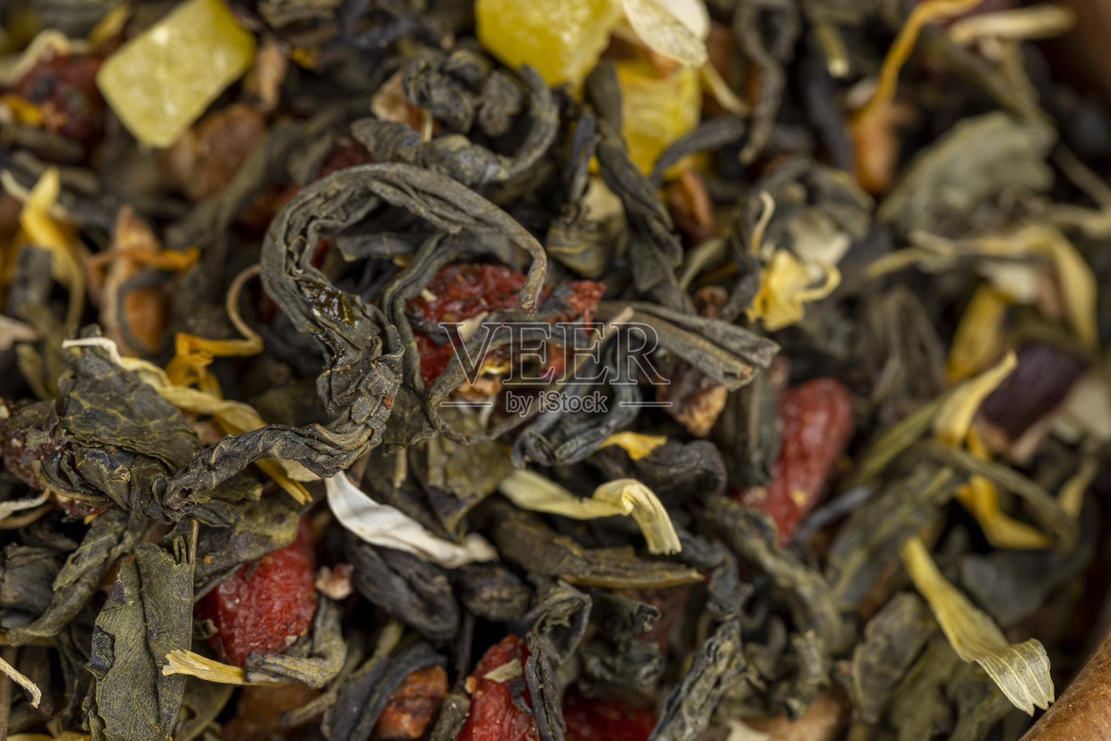 干绿茶，加茉莉花、金盏花、菠萝片照片摄影图片