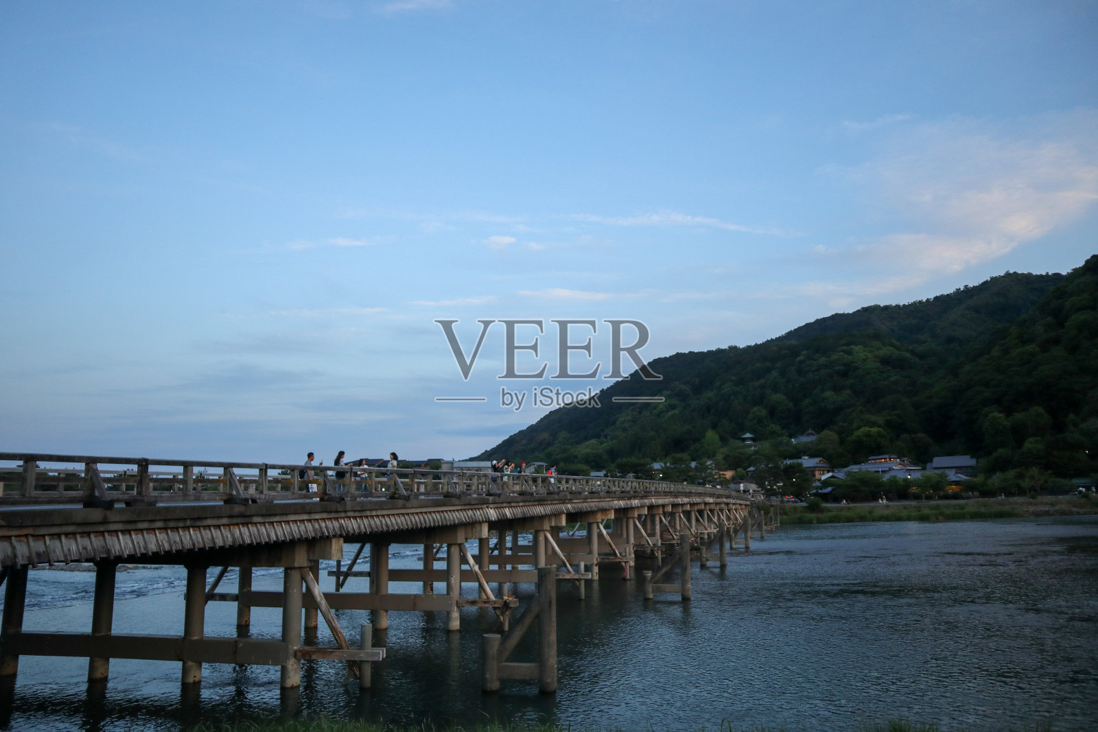 通津桥是一座横跨桂川河的155米大桥照片摄影图片