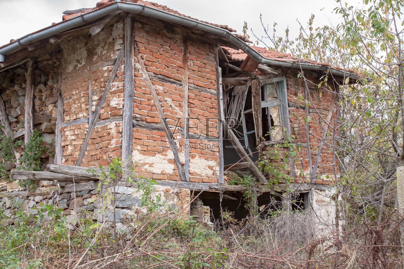 废弃的摇摇欲坠的乡间别墅照片摄影图片