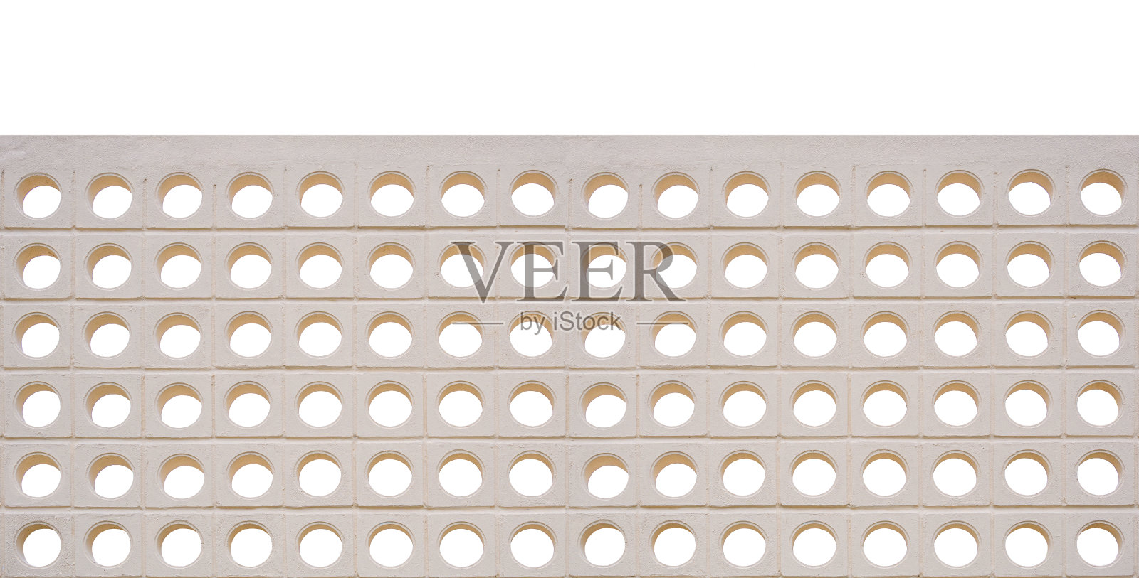 现代阁楼米色通风块栅栏墙与圆形图案隔离在白色背景与剪辑路径照片摄影图片