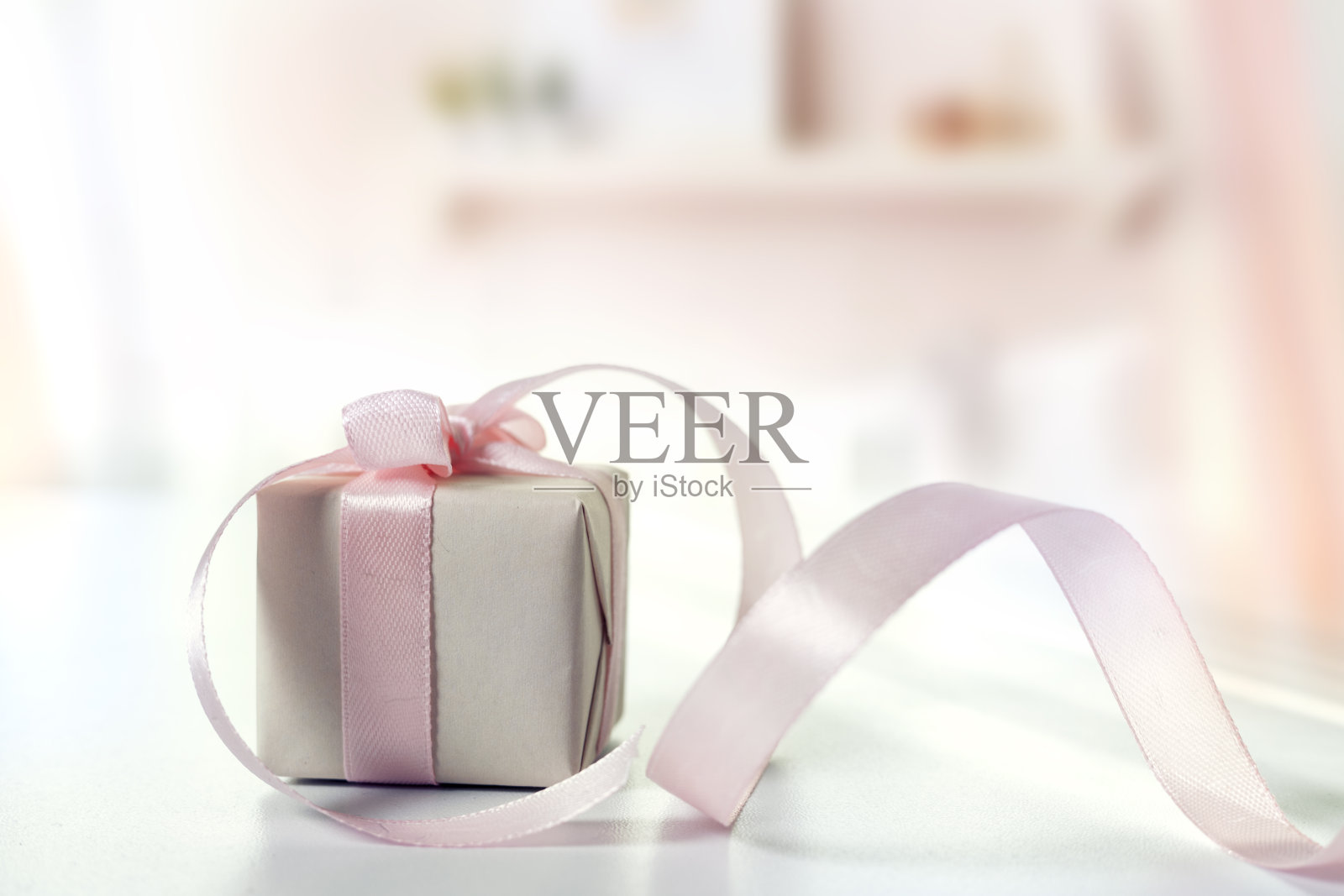母亲节，妇女节。礼品盒节日设计。礼品盒用粉色丝带装饰。照片摄影图片