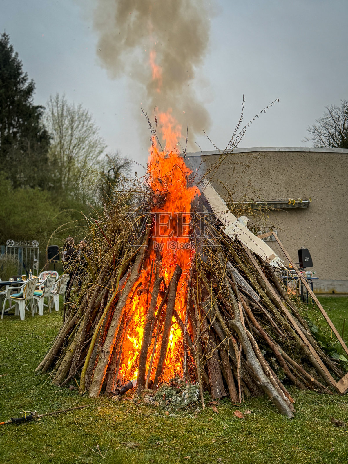 复活节的篝火在草地上熊熊燃烧照片摄影图片