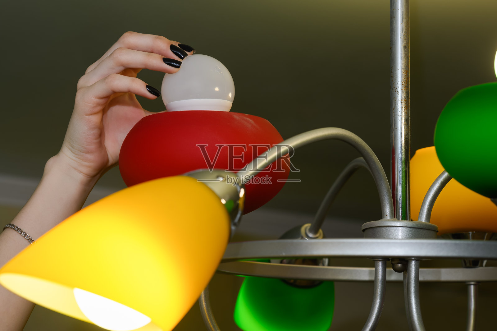 一位年轻女子换了一个灯泡照片摄影图片