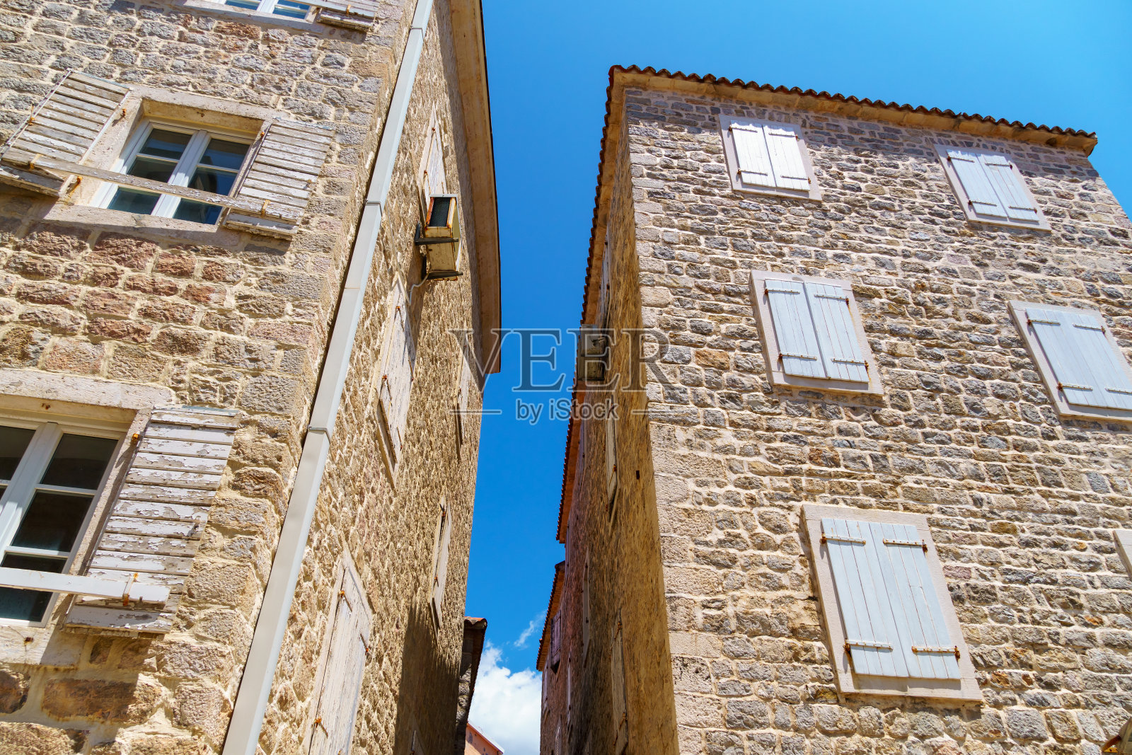 黑山布德瓦老城的街景，中世纪的欧洲建筑，城市街道，木制百叶窗的窗户，红瓦屋顶，穿越巴尔干半岛的概念照片摄影图片