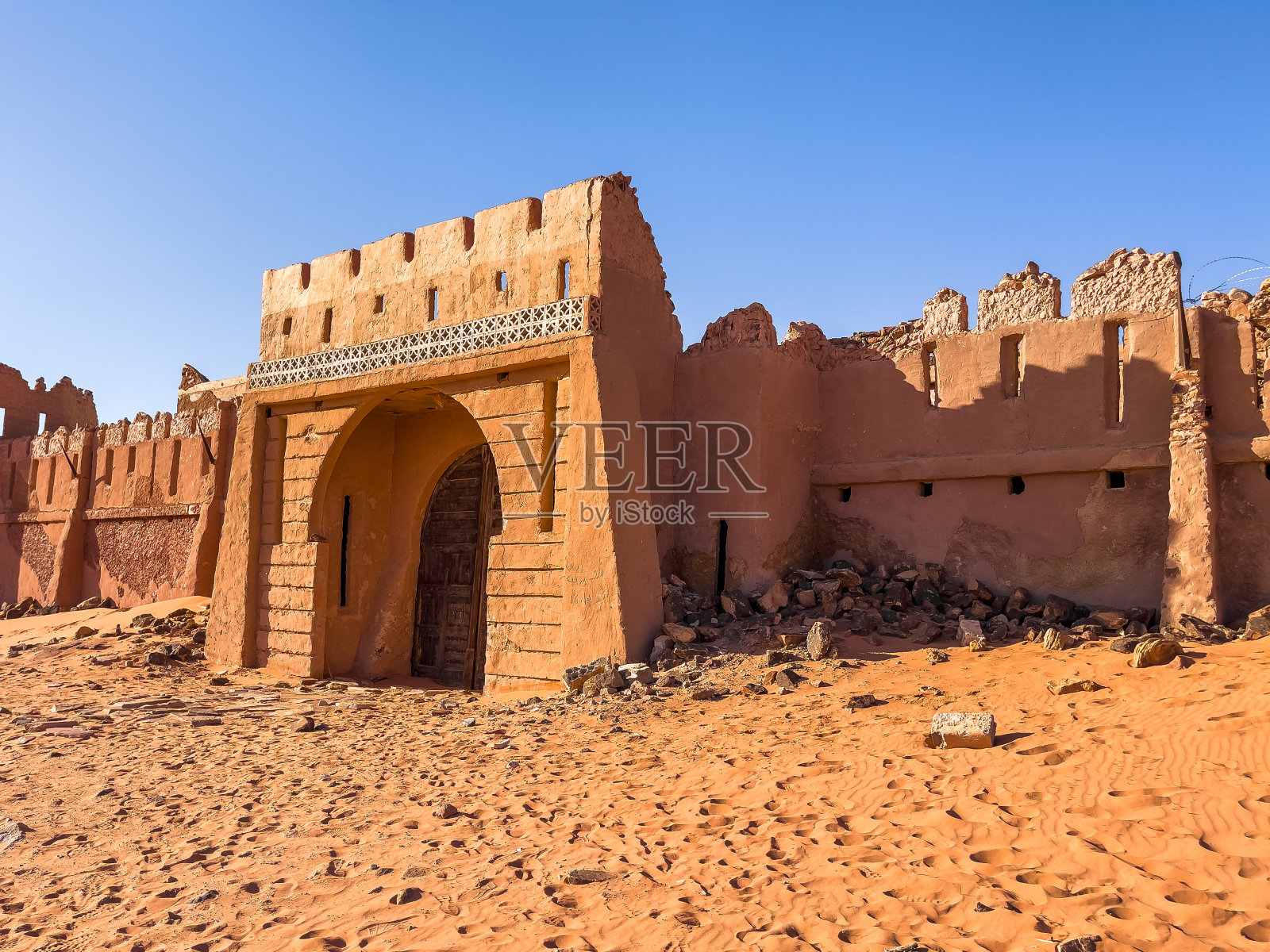 沙漠中古老的历史城堡.中世纪城堡的大门,防御工事和城墙