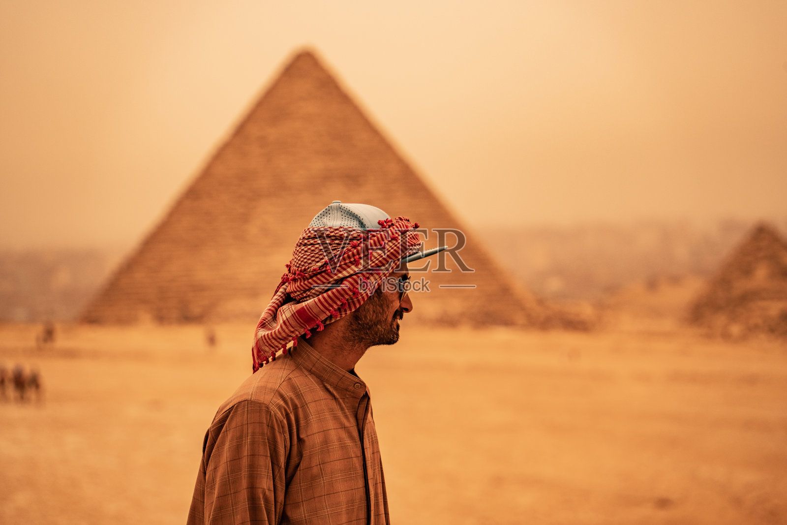 身着传统服装的贝都因男子，在吉萨金字塔群前，埃及，非洲照片摄影图片