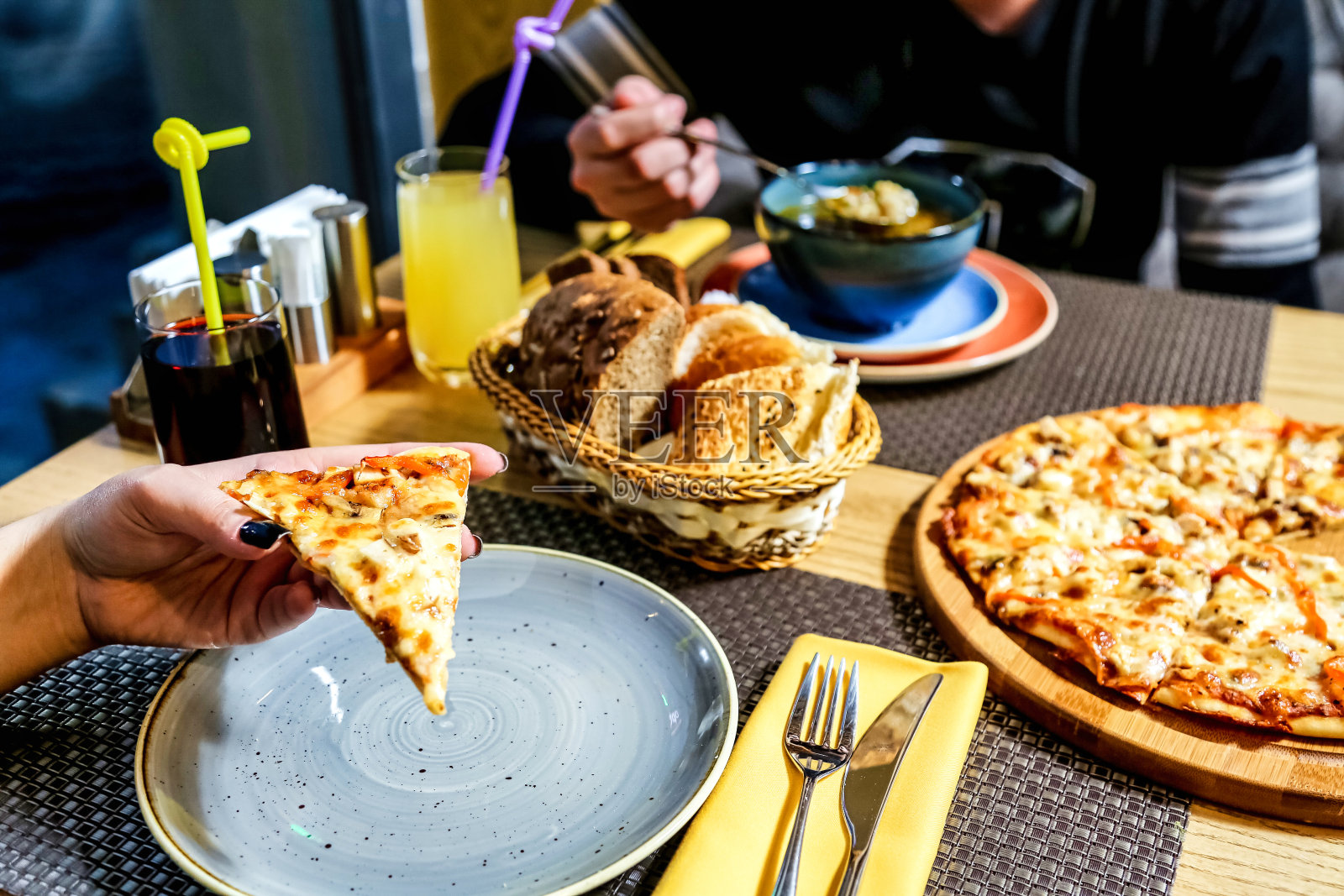 在餐桌上吃披萨的人照片摄影图片