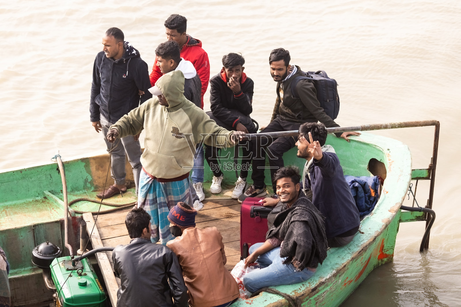 在孟加拉国吉大港，一艘载着人们乘船旅行的客船照片摄影图片