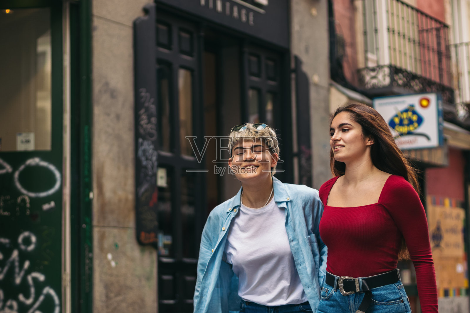 两个十几岁的女孩微笑着走在街上照片摄影图片