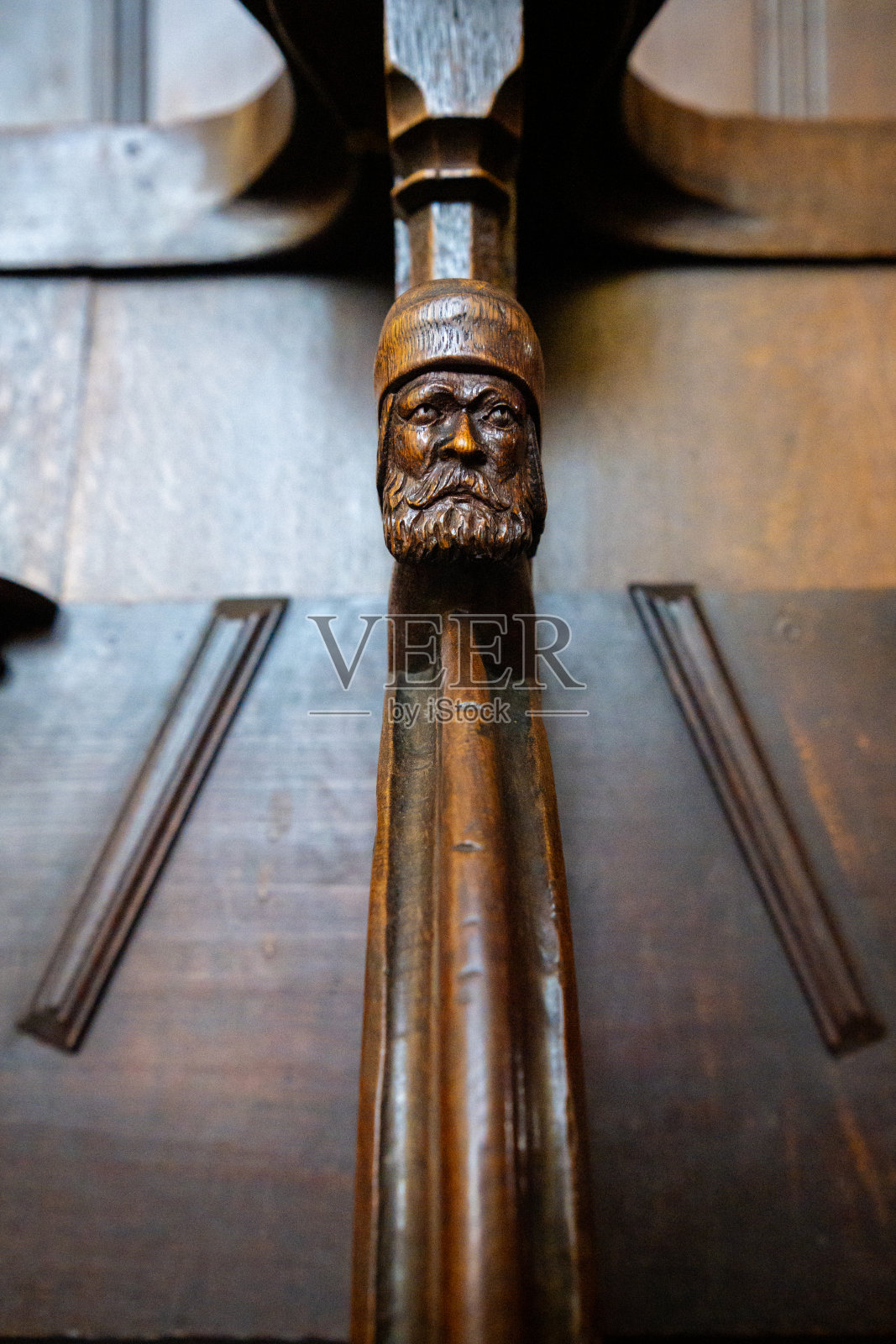 圣迪奥尼斯教堂唱诗班摊位的细节:深色橡木制成的雕刻木头照片摄影图片