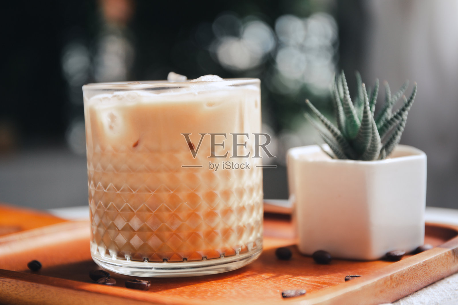 一杯冰卡布奇诺咖啡照片摄影图片