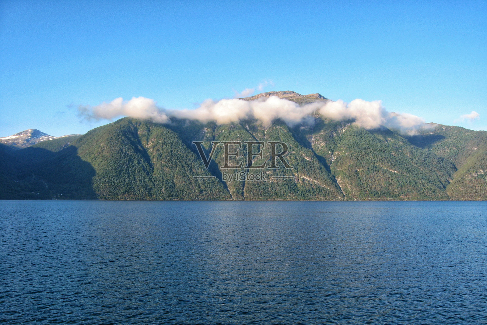 从船上看Geiranger峡湾，挪威西部峡湾。哈当尔峡湾景观。阳光峡湾峡谷的斯堪的纳维亚山脉照片摄影图片