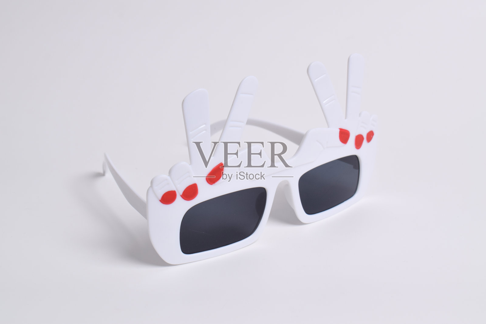 剪刀手形状的派对或生日眼镜照片摄影图片