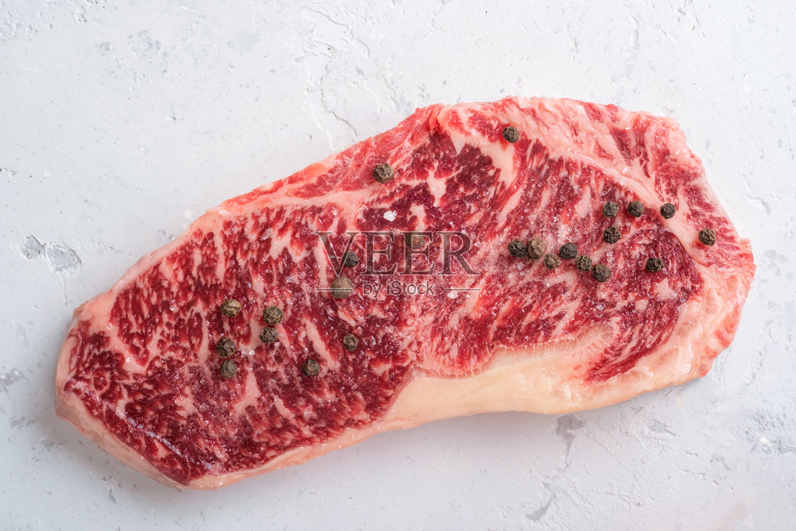 白色石头桌子上的生牛排，俯视图照片摄影图片