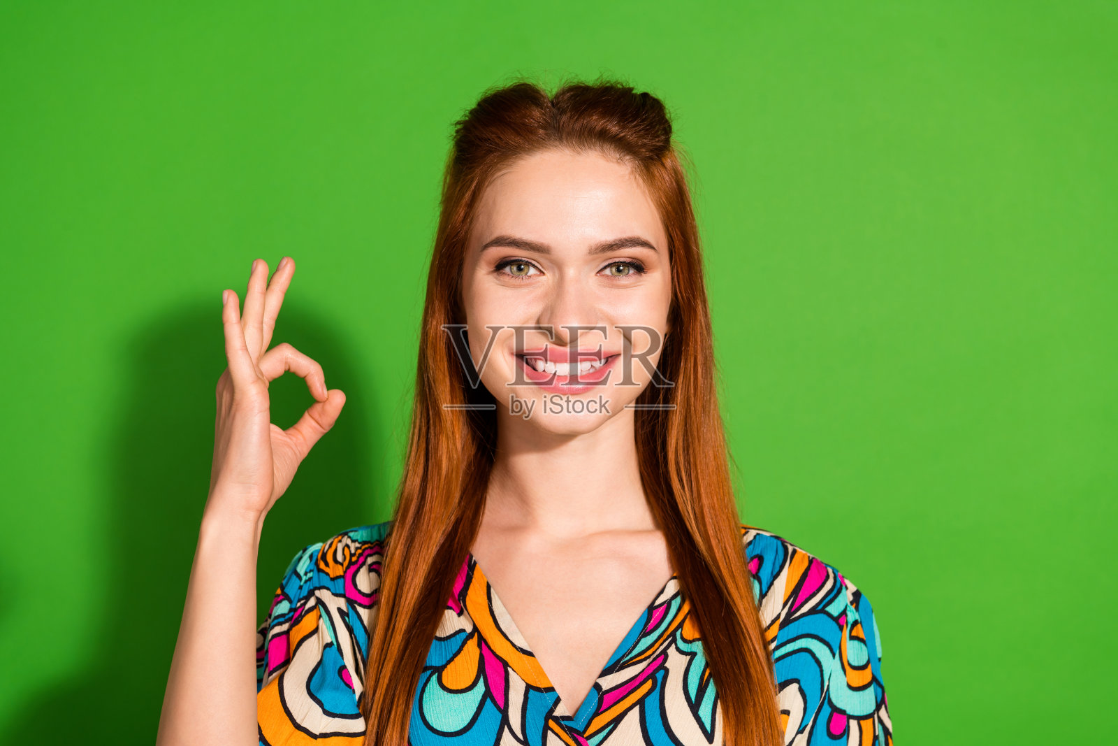 照片肖像迷人的年轻女子显示好的质量穿着时尚复古的衣服孤立的绿色背景照片摄影图片