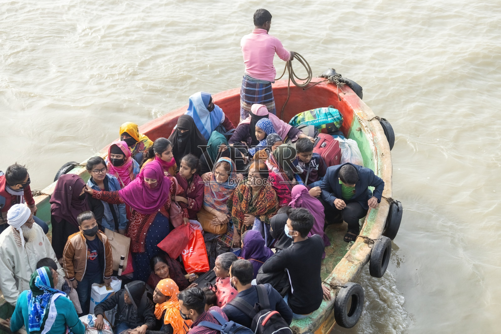 在孟加拉国吉大港，一艘载着人们乘船旅行的客船照片摄影图片