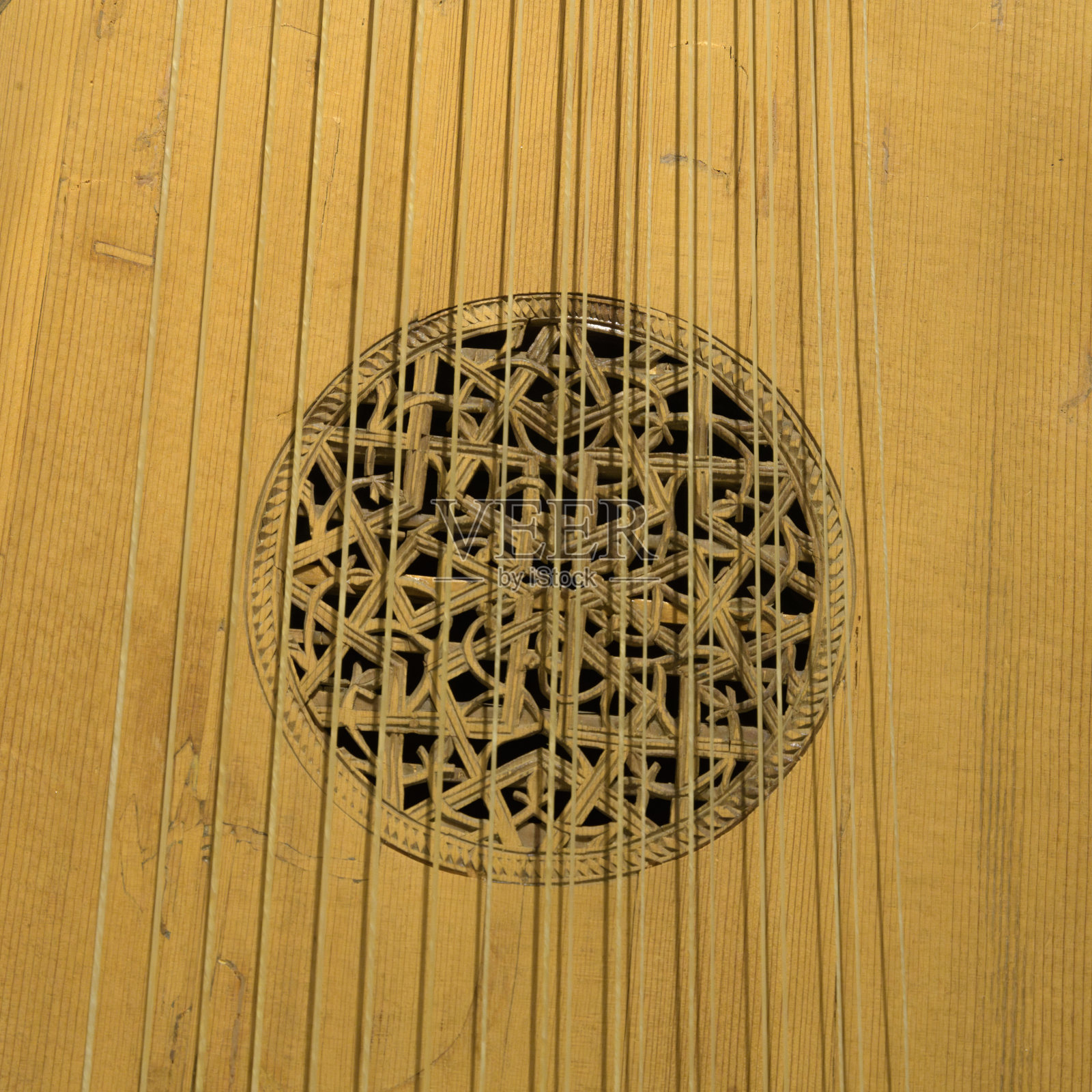 带有玫瑰花环的音孔照片摄影图片