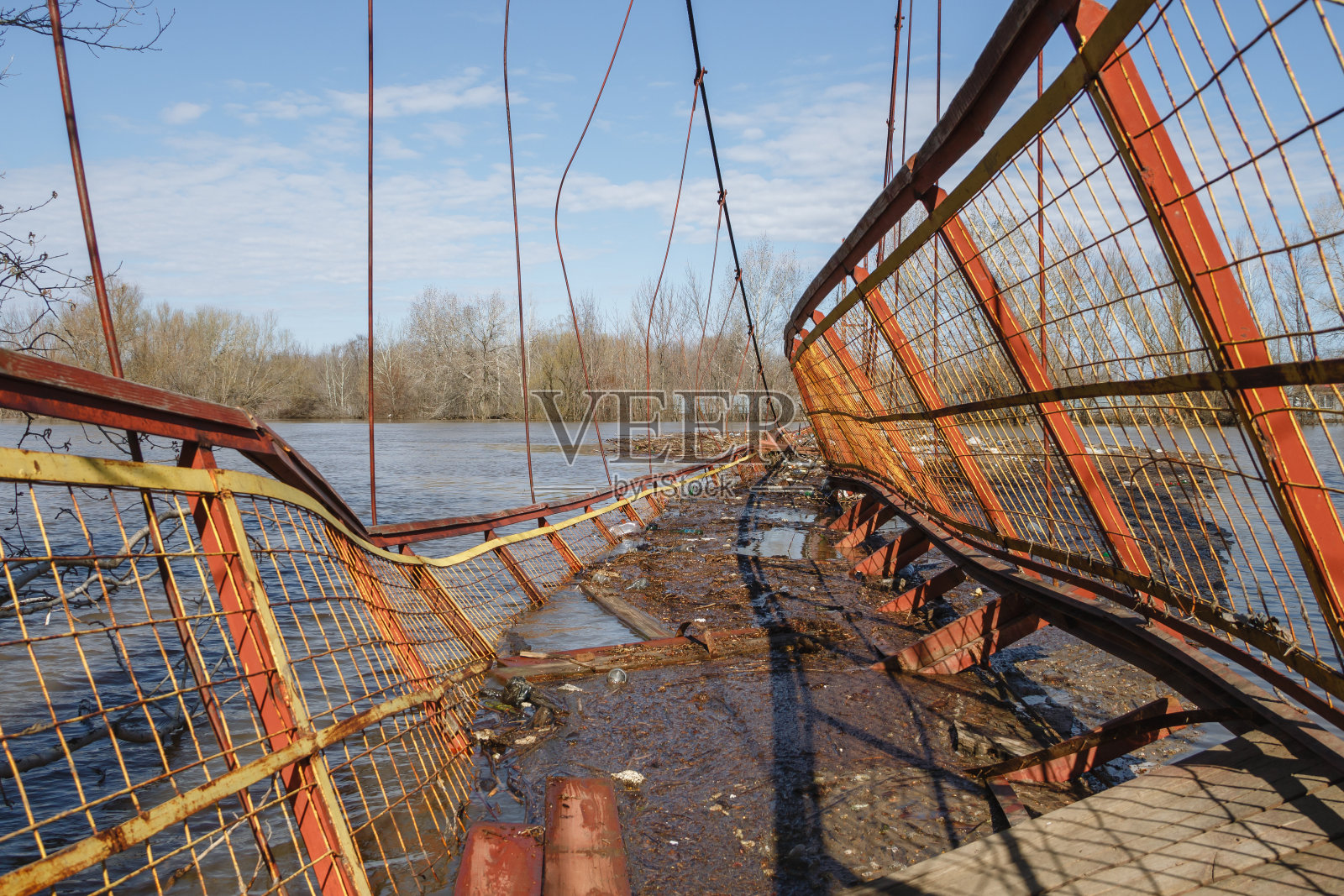 乌拉尔斯克市洪水过后，查干河上一座被毁的吊桥。照片摄影图片