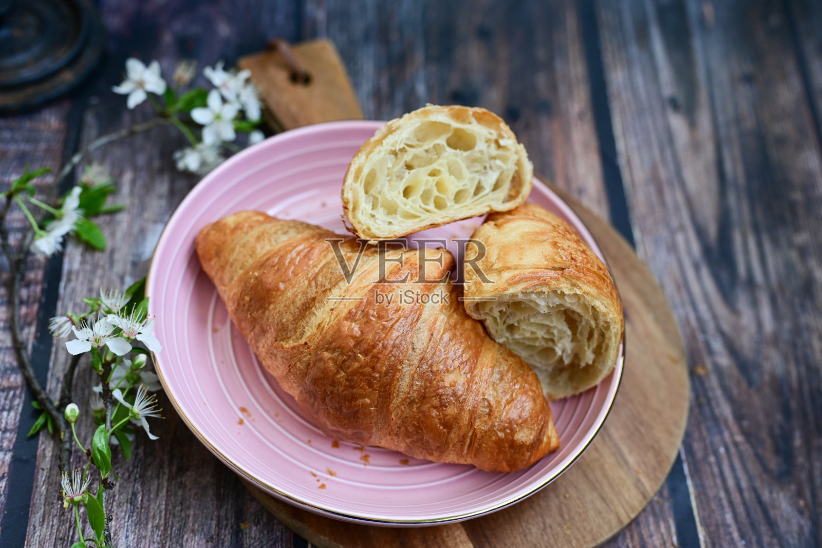 又脆又新鲜的牛角面包，照片摄影图片