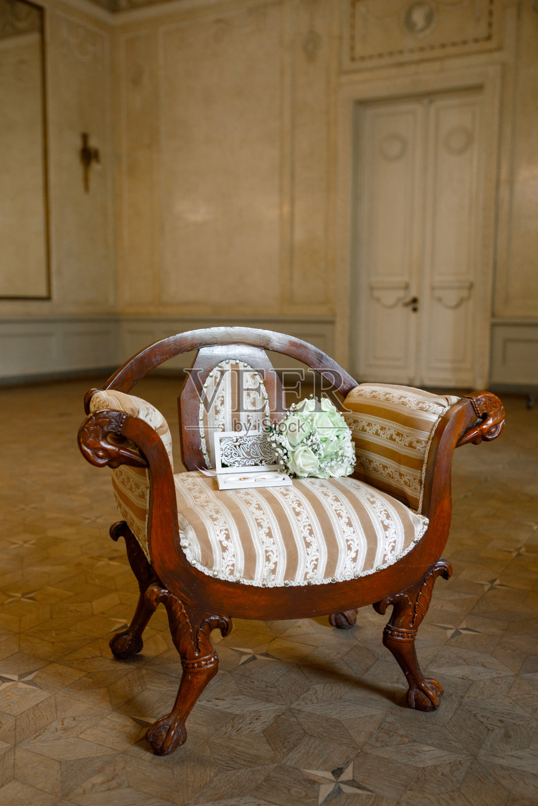 老式扶手椅上的婚礼白玫瑰花束照片摄影图片