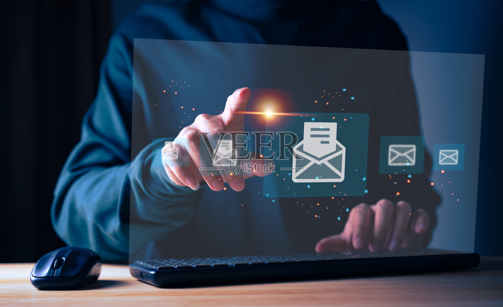 数字电子邮件沟通概念，商人向客户发送电子邮件，商务联系和沟通，电子邮件营销概念，发送电子邮件或时事通讯，在线工作互联网网络。照片摄影图片