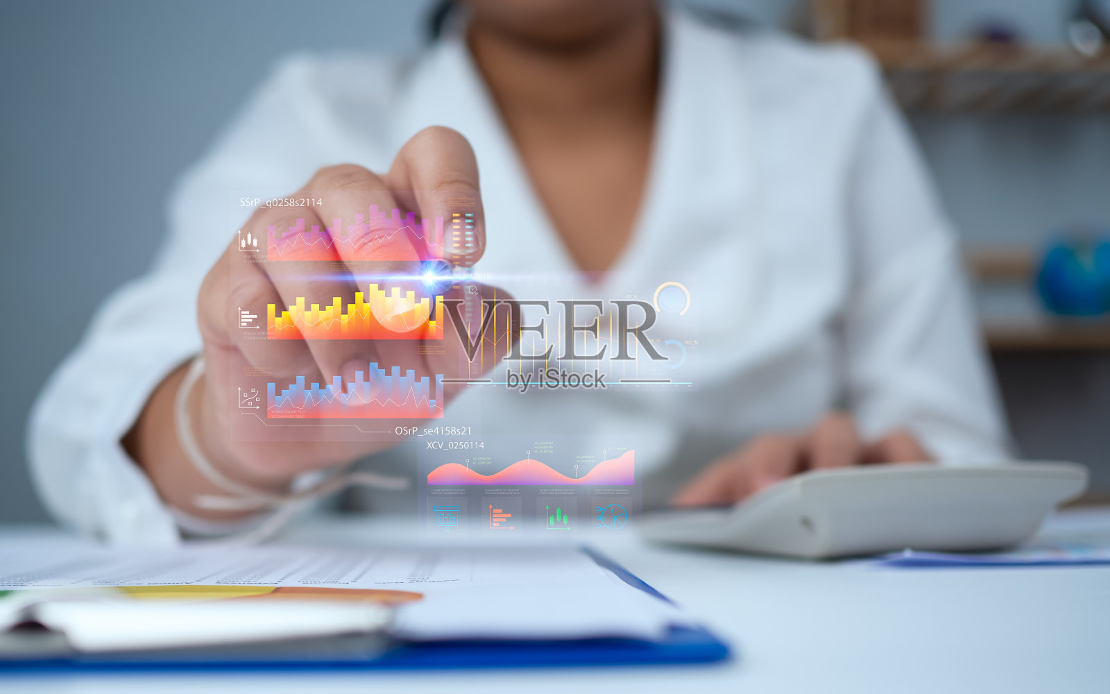 商业女性用笔指着虚拟图表来分析业务和管理公司数据，用图表、指标和kpi进行业务分析，以提高组织绩效。照片摄影图片