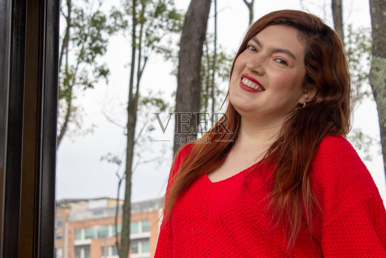 美丽的年轻女子在公园里摆姿势照片摄影图片