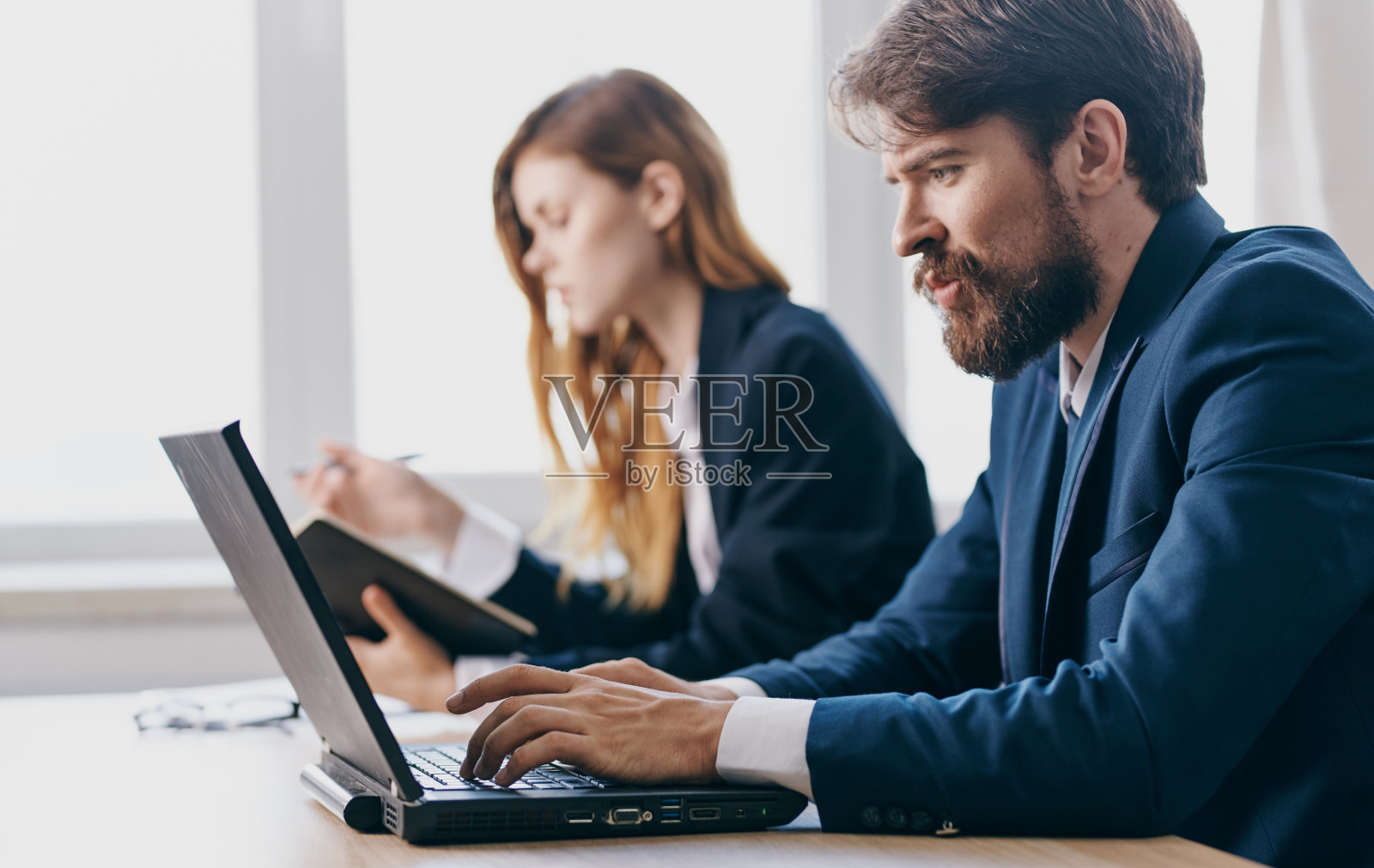 商务男女办公桌科技互联网通讯金融办公室照片摄影图片