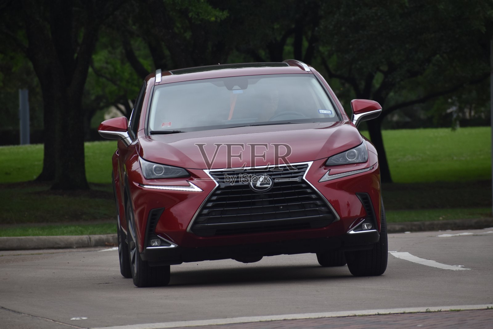 一辆雷克萨斯RX混合动力SUV在休斯顿赫尔曼公园附近巡航照片摄影图片