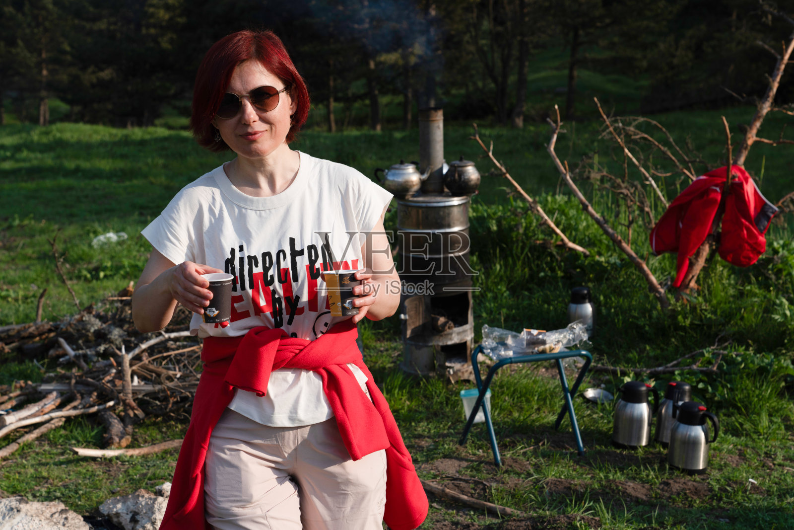 女人端茶。照片摄影图片