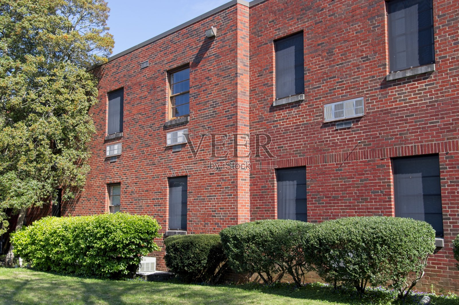 古色古香的建筑外观，有多个窗户和暖通空调机组照片摄影图片