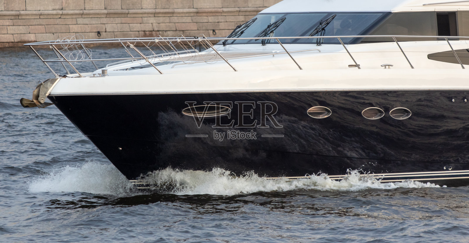 船漂浮在河的水面上照片摄影图片